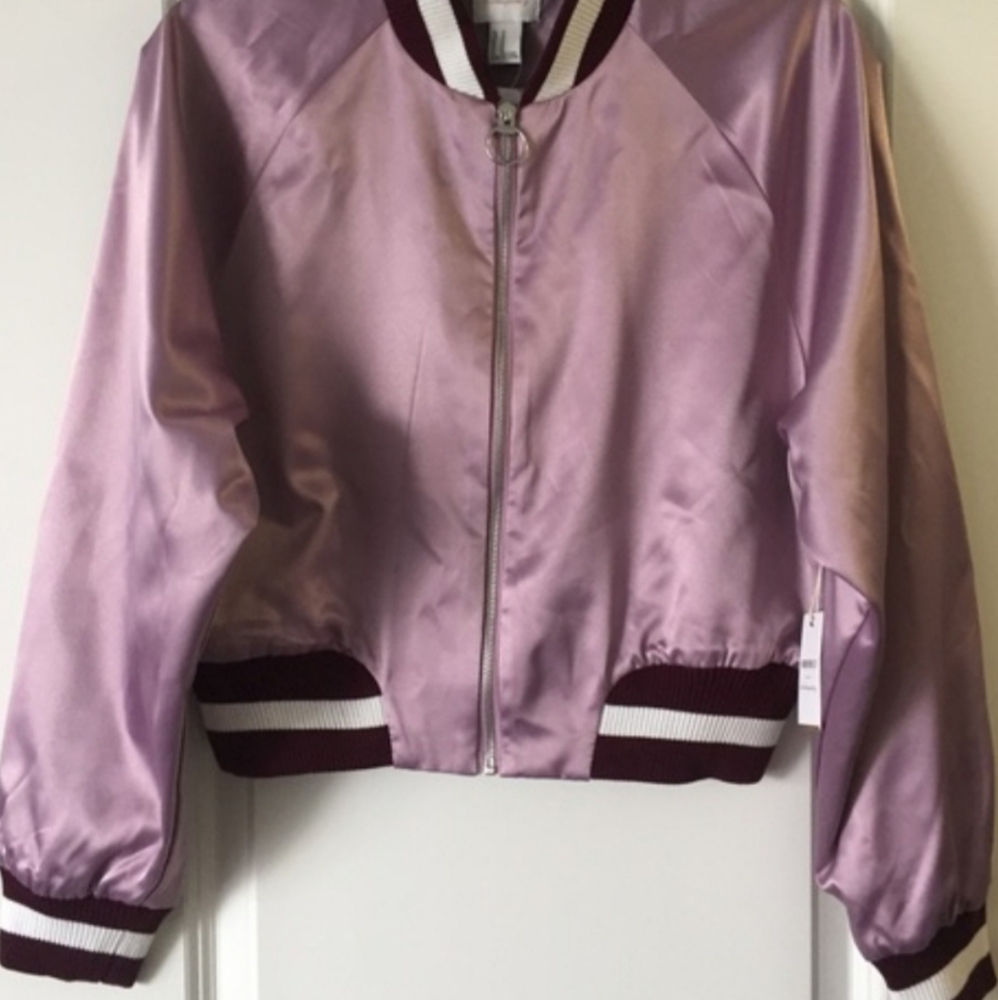 Clean baggy and loose bomber jacket